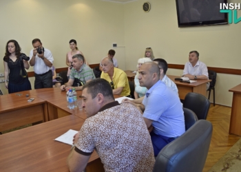 Тренеры спорткомплекса «Зоря» заявили, что им не дают тренировать детей, призвав горсовет принять на баланс бассейн