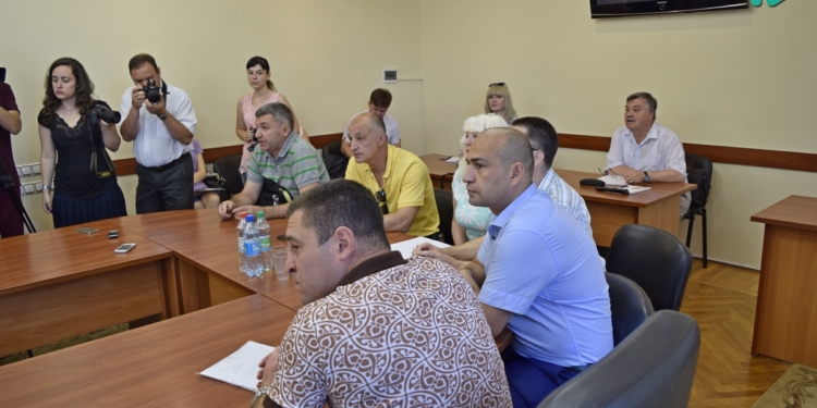 Тренеры спорткомплекса «Зоря» заявили, что им не дают тренировать детей, призвав горсовет принять на баланс бассейн