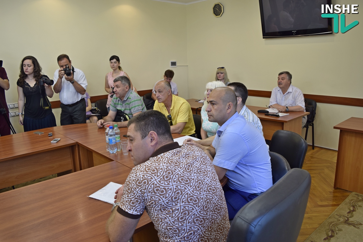 Тренеры спорткомплекса «Зоря» заявили, что им не дают тренировать детей, призвав горсовет принять на баланс бассейн