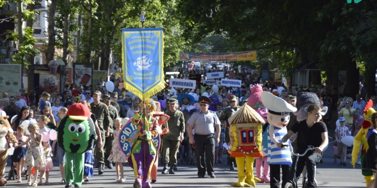 Всеукраинский фестиваль театров кукол начался с карнавального шествия в Николаеве