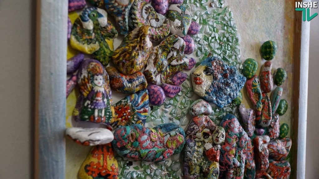 Тайная жизнь камней. Художница из Одессы показала николаевцам картины, созданные ее вдохновением и морем 3