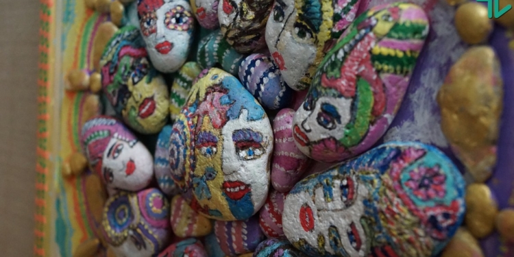 Тайная жизнь камней. Художница из Одессы показала николаевцам картины, созданные ее вдохновением и морем