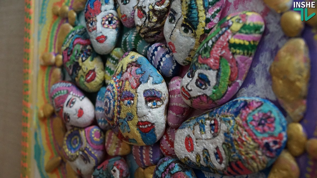 Тайная жизнь камней. Художница из Одессы показала николаевцам картины, созданные ее вдохновением и морем