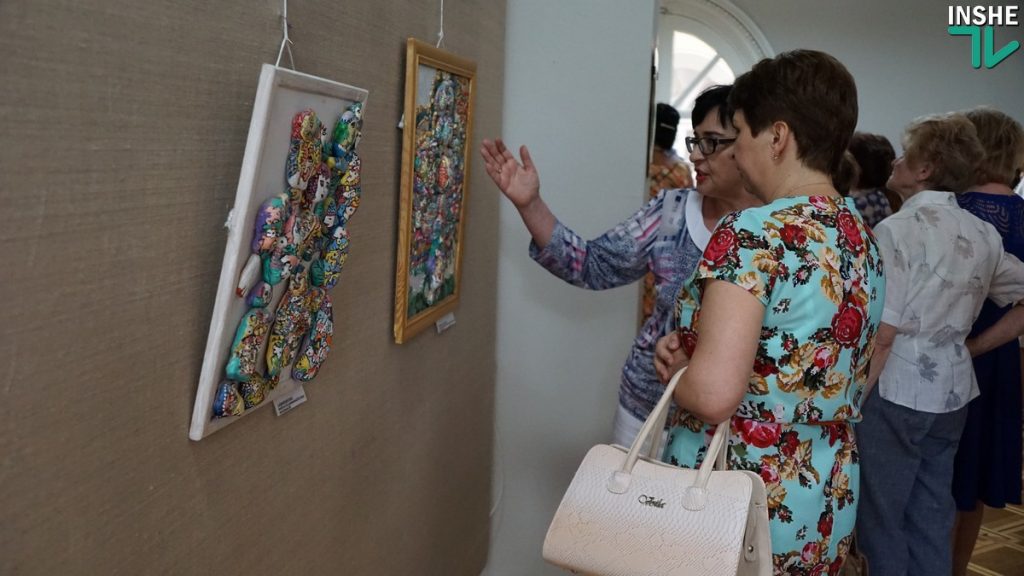 Тайная жизнь камней. Художница из Одессы показала николаевцам картины, созданные ее вдохновением и морем 13