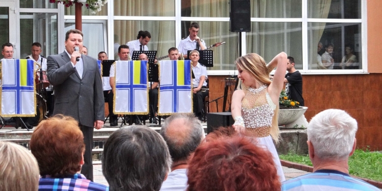 С шоу-балетом и военным оркестром. Уникальный николаевский спектакль показали на гастролях в Трускавце