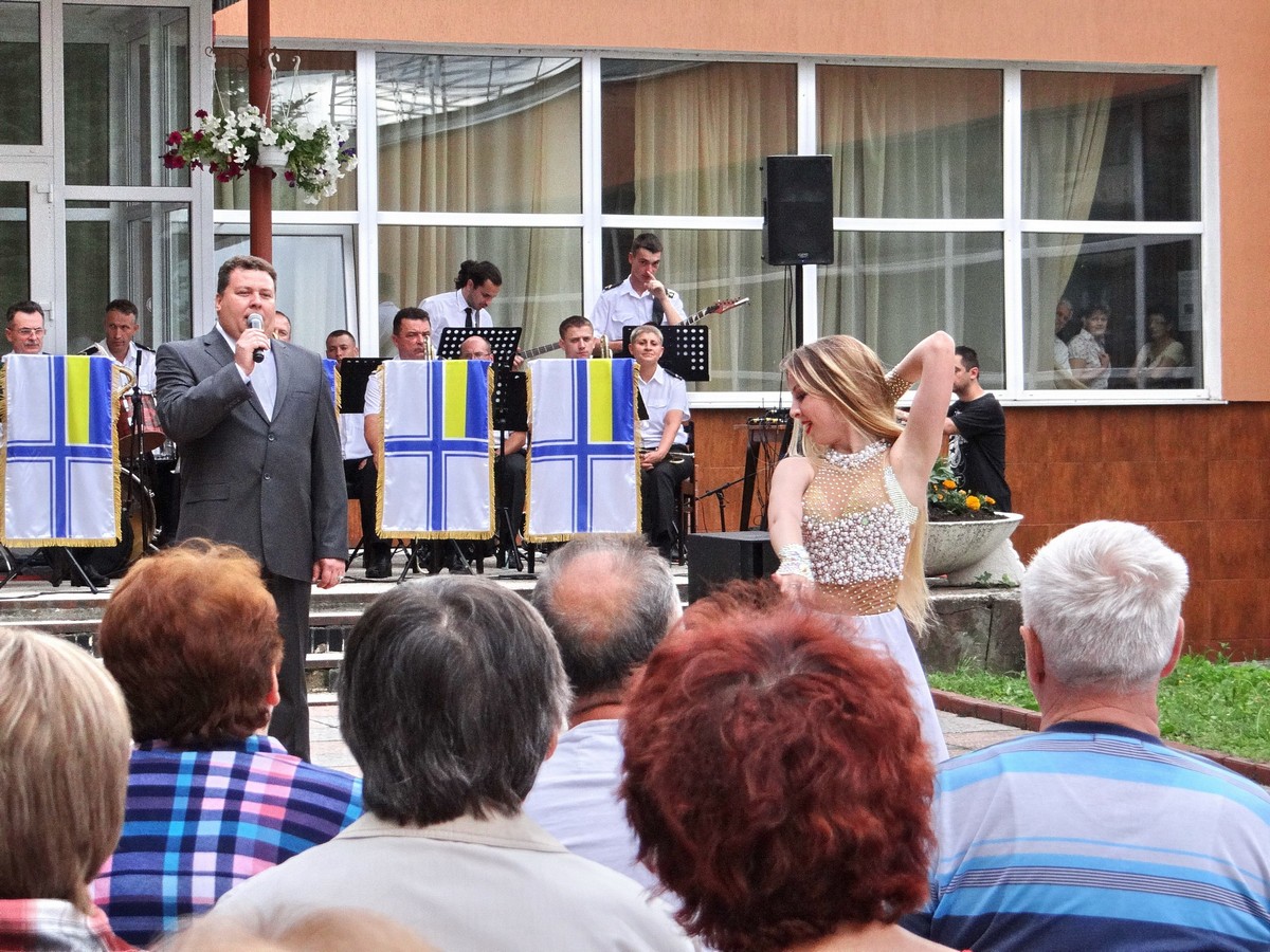 С шоу-балетом и военным оркестром. Уникальный николаевский спектакль показали на гастролях в Трускавце