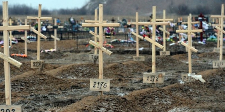 В Европарламенте заинтересовались, откуда в российском Пскове свежие могилы военных