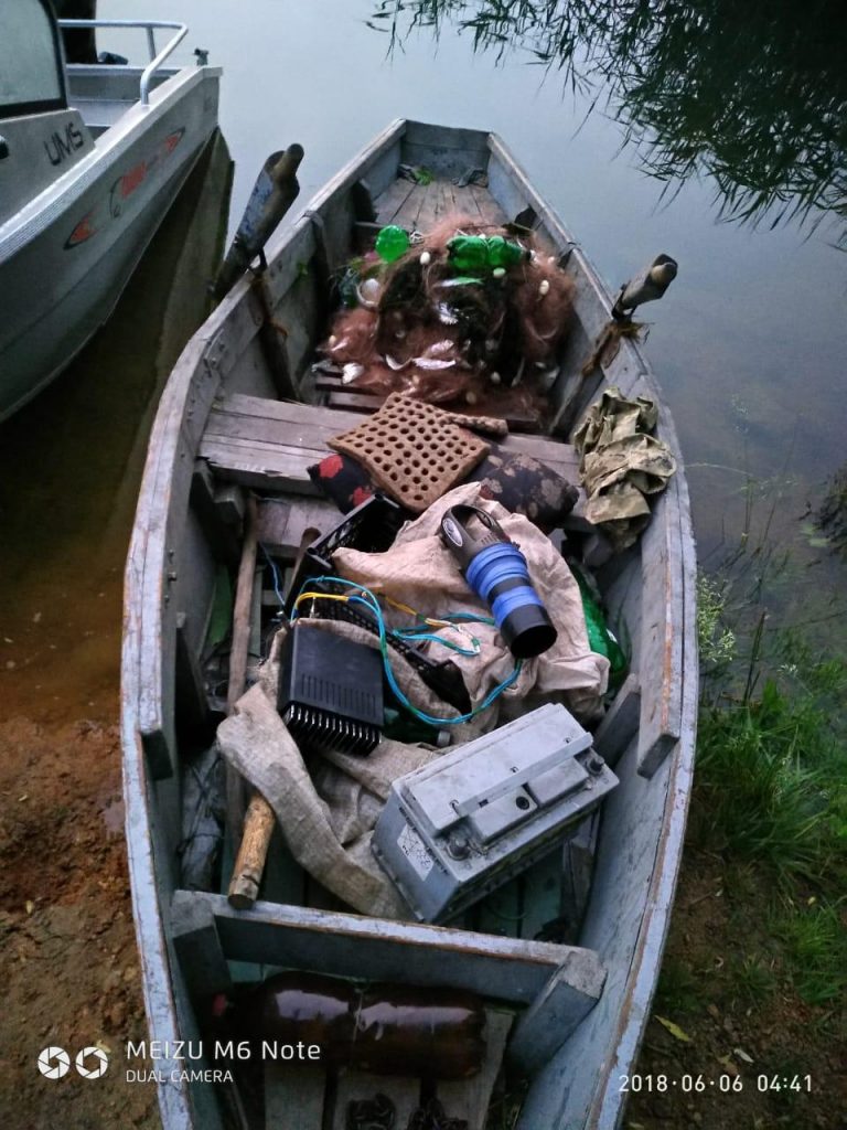 Николаевский рыбоохранный патруль задержал браконьеров с сетями и электроудкой 15