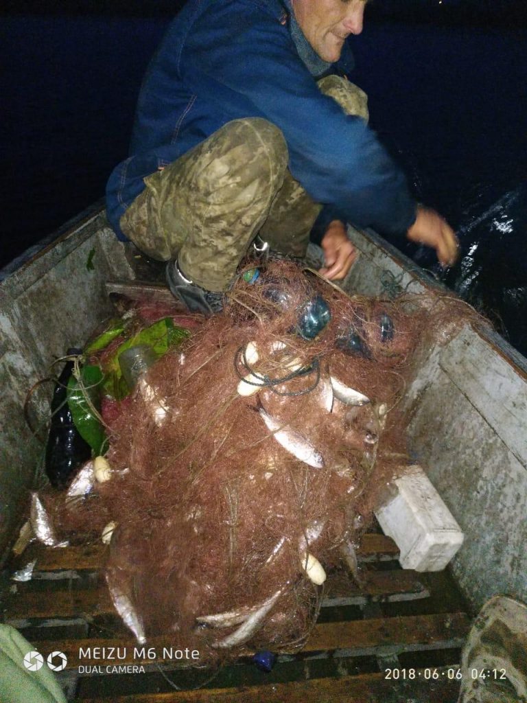 Николаевский рыбоохранный патруль задержал браконьеров с сетями и электроудкой 1