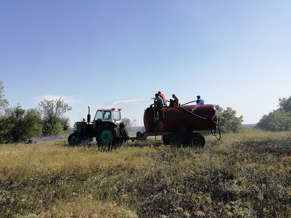 За сутки спасатели Николаевщины дважды тушили пожары на полях с пшеницей 2