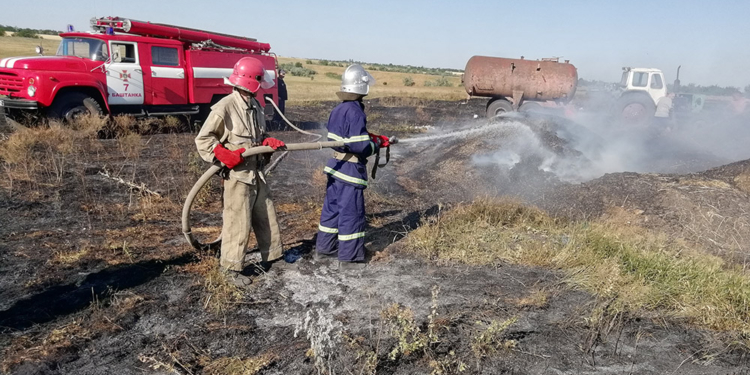 За сутки спасатели Николаевщины дважды тушили пожары на полях с пшеницей