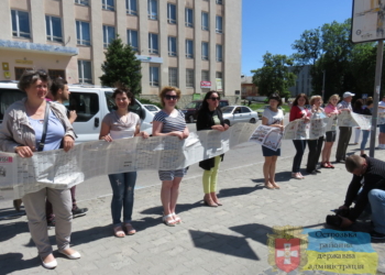 Новый рекорд: зачем-то создана самая длинная в Украине газета