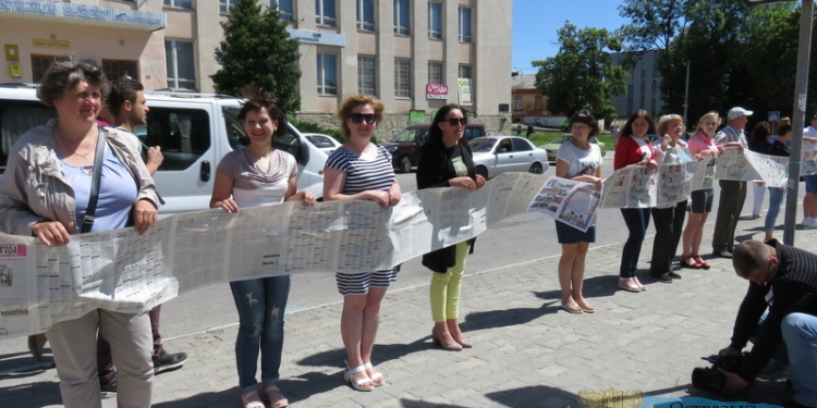 Новый рекорд: зачем-то создана самая длинная в Украине газета