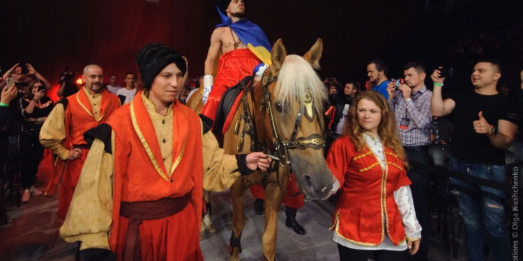 Украинский боксер выехал на бой с колумбийцем на коне