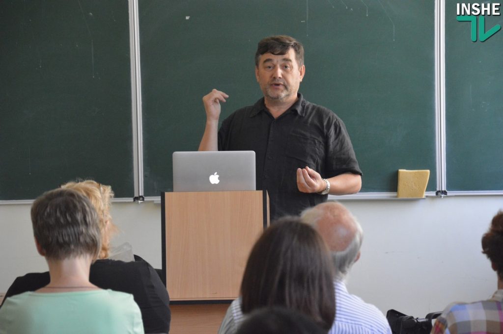 Преподаватель Колумбийского университета прочел в Николаеве открытую лекцию о языковой войне РФ 7