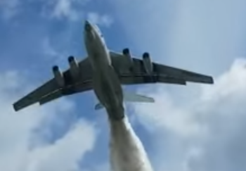 В России пожарный самолет случайно сбросил на полицейских 40 тонн воды