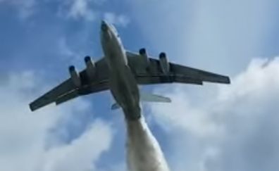 В России пожарный самолет случайно сбросил на полицейских 40 тонн воды