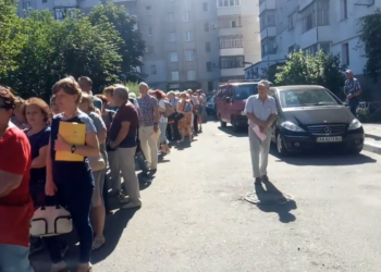 Возле офиса «Николаевоблэнерго» огромная очередь – за сегодня нужно сдать отчет