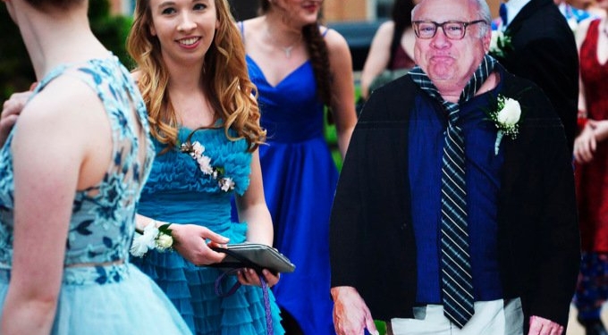 Школьница в США пришла на выпускной с картонной фигурой Денни Де Вито – актер сходил в бар с картонной выпускницей