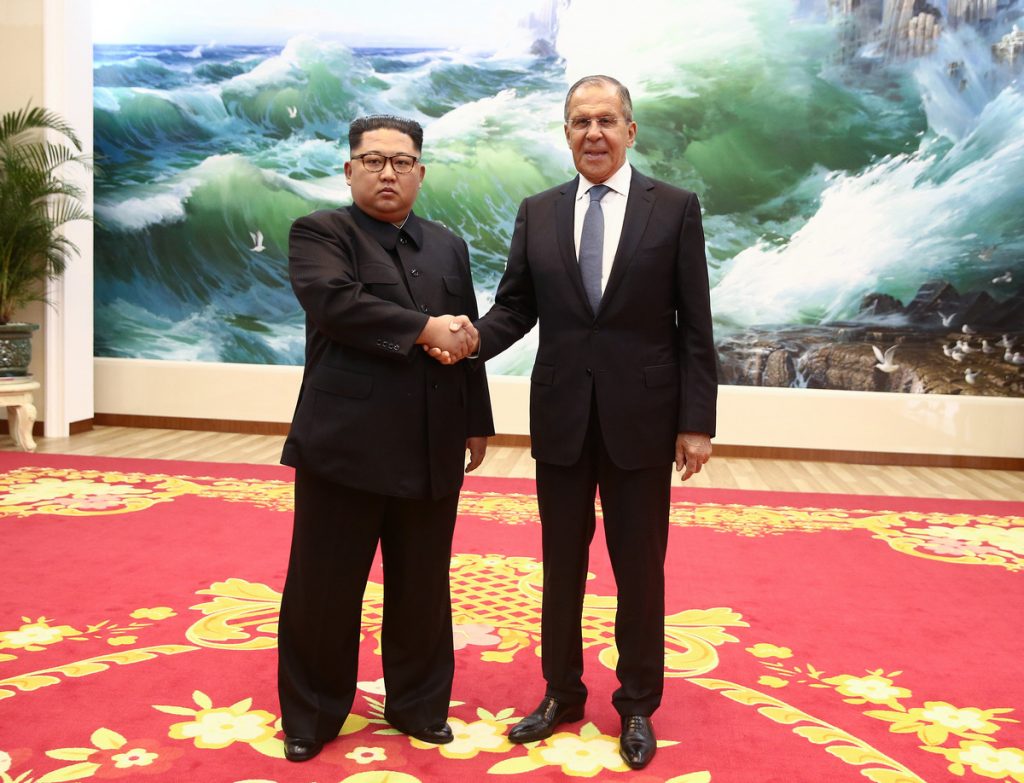 Российский телеканал с помощью фотошопа добавил Ким Чен Ыну улыбку на снимке с Лавровым 3