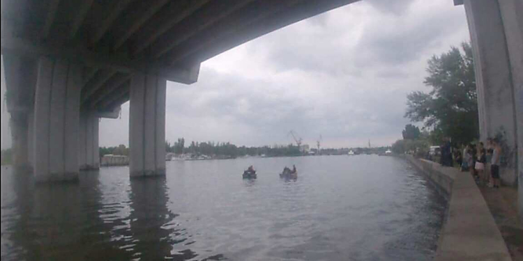 Николаевские спасатели достали из воды тело парня. Он утонул возле Ингульского моста