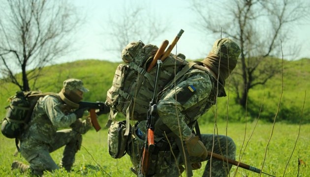 В зоне проведения ООС продолжаются бои и обстрелы, ранены трое военных