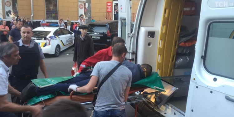 «Помогла любовь». В Днепре мужчина, защищая свою девушку, прострелил ягодицу грабителю его же оружием