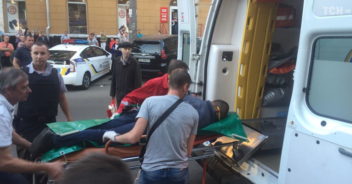 «Помогла любовь». В Днепре мужчина, защищая свою девушку, прострелил ягодицу грабителю его же оружием