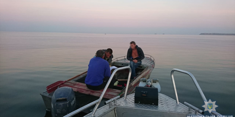 Полиция задержала у острова Березань браконьера и отобрала краболовки