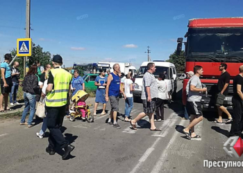 Обновлено. Жители Матвеевки перекрыли киевскую трассу, протестуя против “маршрутчиков”