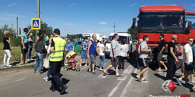 Обновлено. Жители Матвеевки перекрыли киевскую трассу, протестуя против “маршрутчиков”