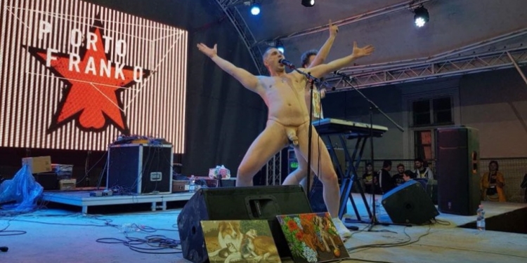 Мэр Ивано-Франковска поручил освятить Дворец Потоцких после одного из выступление на фестивале PORTO FRANKO. Организаторы предложили ему перенять опыт в РФ