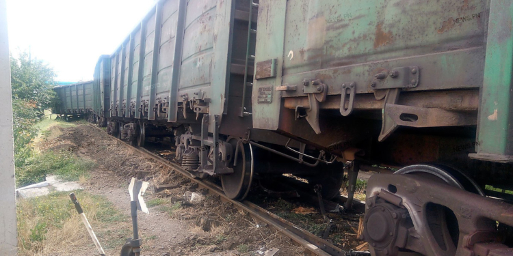 В Николаеве грузовой вагон сошел с рельсов в считанных метрах от дома