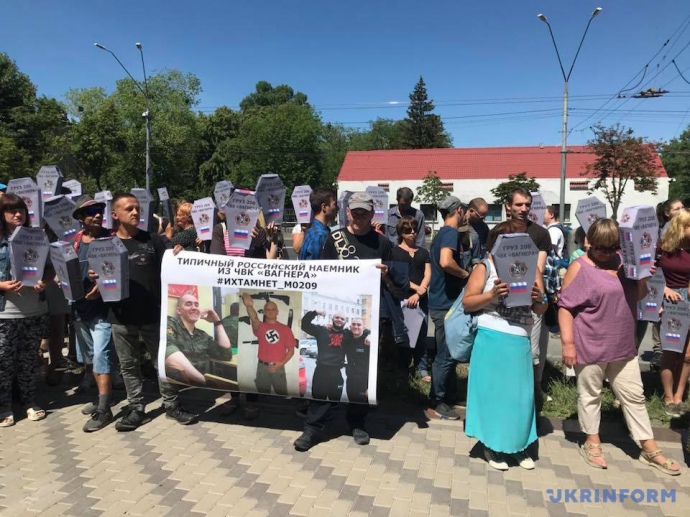 Под посольство РФ в Киеве принесли "гробы" 9