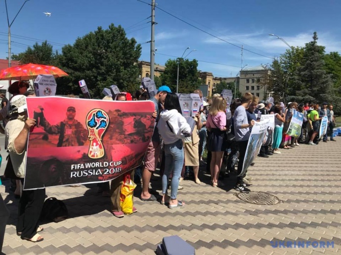 Под посольство РФ в Киеве принесли "гробы" 11