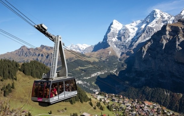 С фуникулера в Швейцарии сняли 400 человек вертолетами 3