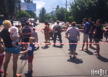 В Николаеве облэнерго отключает общежития от света за долги КП «Гуртожиток» – жители заблокировали дорогу