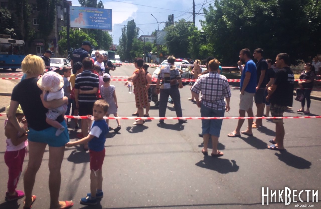 В Николаеве облэнерго отключает общежития от света за долги КП «Гуртожиток» – жители заблокировали дорогу