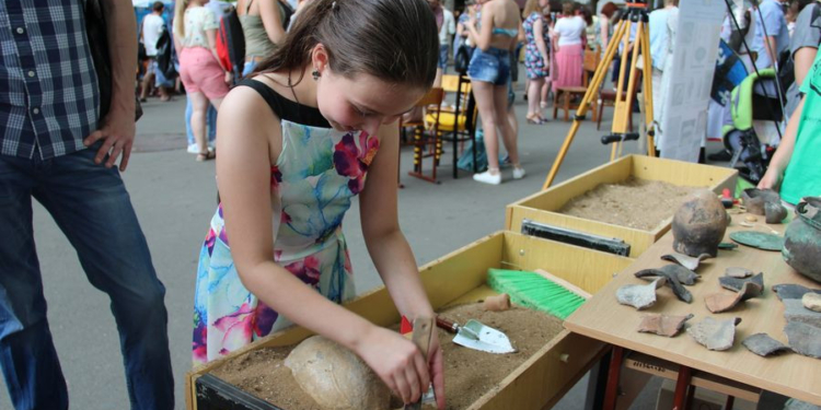 В Николаеве прошел первый “Научный пикник” с раскопками и химическими опытами