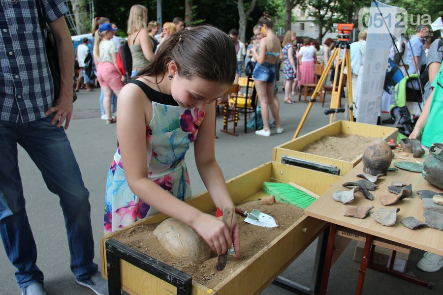 В Николаеве прошел первый "Научный пикник" с раскопками и химическими опытами 19