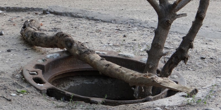 Администрация Заводского района Николаева потребовала от 4 предприятий закрыть колодцы люками. Иначе оштрафует