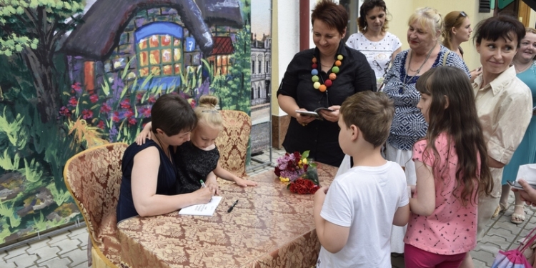 “Спасти Кощея”, – в Николаеве состоялась арт-презентация новой книжки детской писательницы