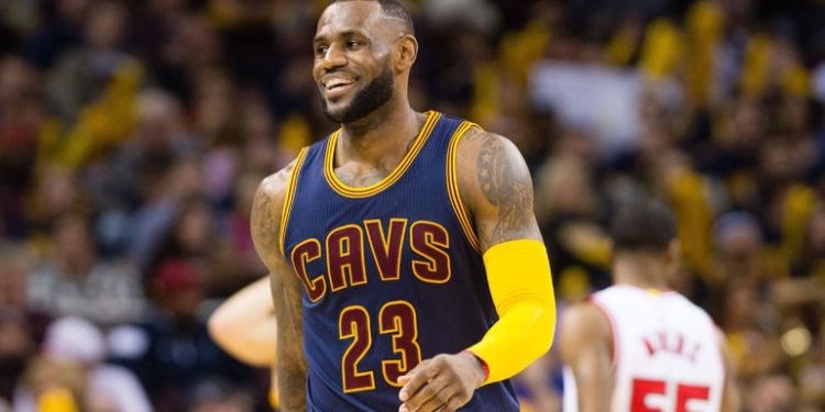 Майку баскетболиста Леброна Джеймса продали за 100 тысяч долларов