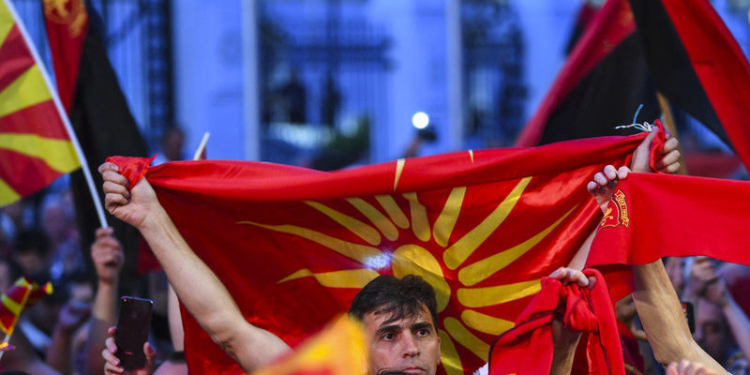 В Македонии оппозиция вывела тысячи людей против переименования страны