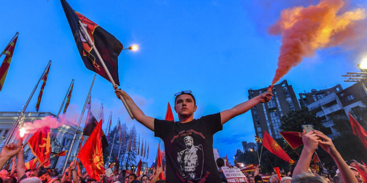 В Македонии оппозиция вывела тысячи людей против переименования страны