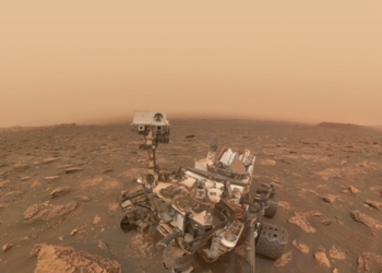 Curiosity показал селфи на фоне бури на Марсе