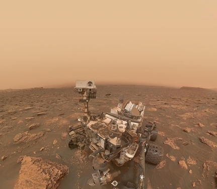 Curiosity показал селфи на фоне бури на Марсе