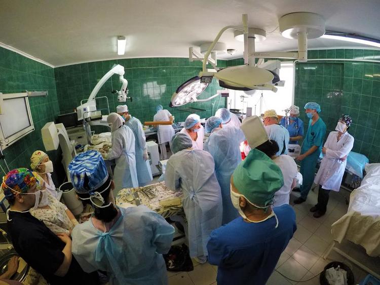 Уникальная операция: в столичной больнице женщине удалили опухоль весом 4,5 килограмма (ВИДЕО) 1