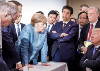 СМИ: Трамп на саммите G7 бросил в сторону Меркель конфеты со словами “И не говори, что я никогда тебе ничего не даю”