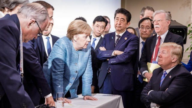 СМИ: Трамп на саммите G7 бросил в сторону Меркель конфеты со словами "И не говори, что я никогда тебе ничего не даю" 1